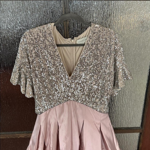 SACHIN + BABI
Simone Peony Sequin Gown size 10 NWT no belt.
$795 - Picture 11 of 16